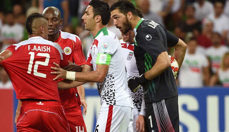 مازال حارس مرمى المنتخب الايراني علي رضا حقيقي يجلب انظار المشجعات بفضل تالقه على الميدان وجماله ايضا