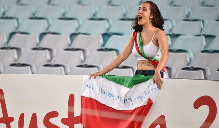 واثناء مباراة ايران وقطر الخميس في استراليا والتي فاز بها المنتخب الاول بهدف وحيد ضامنا به التاهل للدور الثاني من كاس امم اسيا، لفتت مشجعة الانظار بتنقلها بالقرب من مرمى الايرانيين حاملة لافتة كتب عليها علي رضاتزوج بي