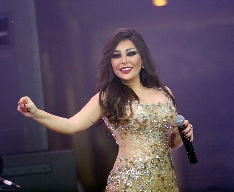 بالفيديو والصور.. فنانة لبنانية تتحول بعمليات التجميل لشبيهة «هيفاء وهبي»