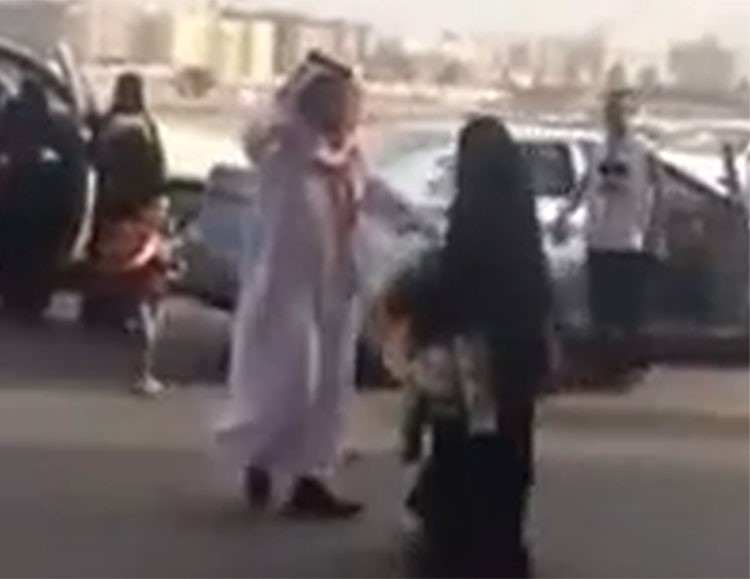 بالفيديو.. سعودي يفاجئ ابنته أمام جامعتها بلافتة "متخرجة لا تكلمني"