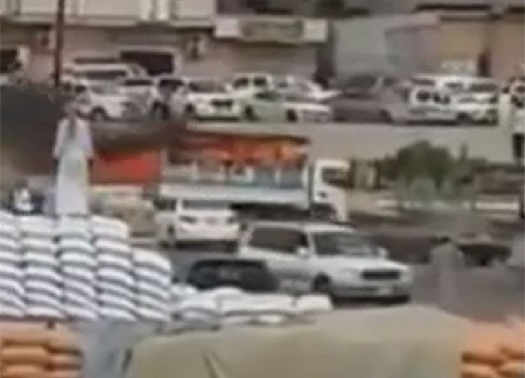بالفيديو.. يمني يخاطر بحياته ويقود سيارة مشتعلة في سوق شعبي سعودي