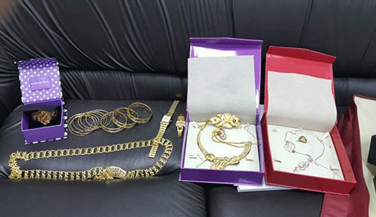 السعودية: رجل أمن يُعيد مجوهرات ثمينة نسيتها سعودية على مقعد بمطار جازان