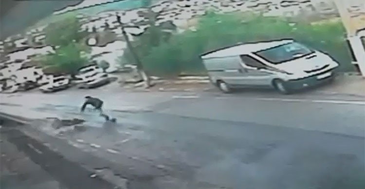 بالفيديو.. انقاذ طفل من السقوط بعربته من أعلى تل في تركيا
