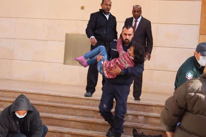 ضابط اطفاء يحمل طفلة من نزلاء الفندق بعد انقاذها من احد الادوار العليا