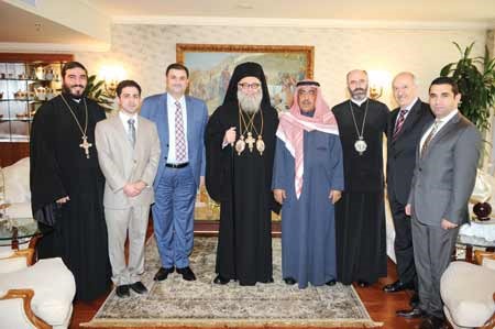 صاحب الغبطة البطريرك يوحنا العاشر والمطران غطاس هزيم في لقطة تذكارية مع الزملاء عدنان الراشد وفريد سلوم ومحمد الحسيني والاب افرام طعمة وفهد ابوشعر ومازن المهنا﻿
