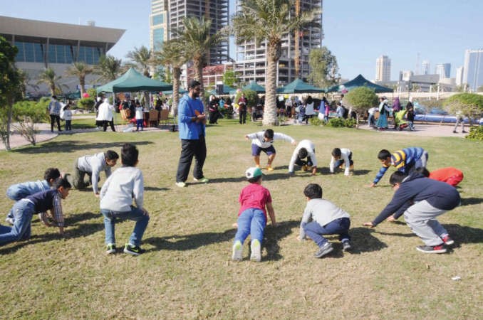 الحدائق امتلات بالاطفال في عطلة الربيع﻿