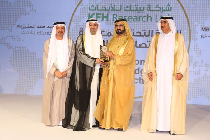 فهد المخيزيم يتسلم الجائزة من الشيخ محمد بن راشد ﻿