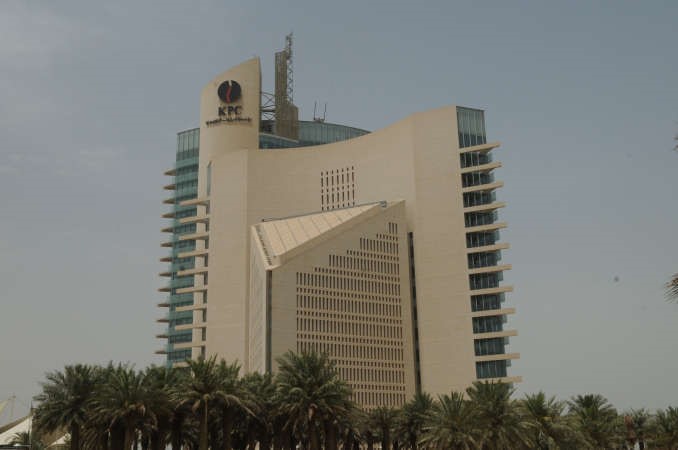 مؤسسة البترول امام تحد جديد في ظل الانخفاضات المتوالية لاسعار النفط الخام وعدم الانسجام بين اعضاء مجلس ادارة المؤسسة 