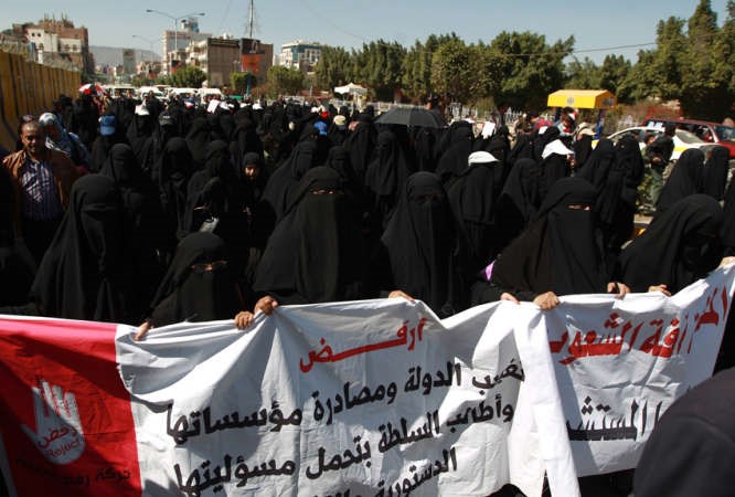 يمنيون خلال تظاهرات محتجة على تواجدميليشيات الحوثيين في صنعاء امس افپ 