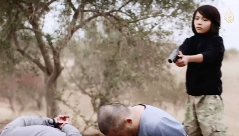 «داعش» يستخدم الفتية في الدعاية لإظهار «الجيل القادم» من مقاتليه