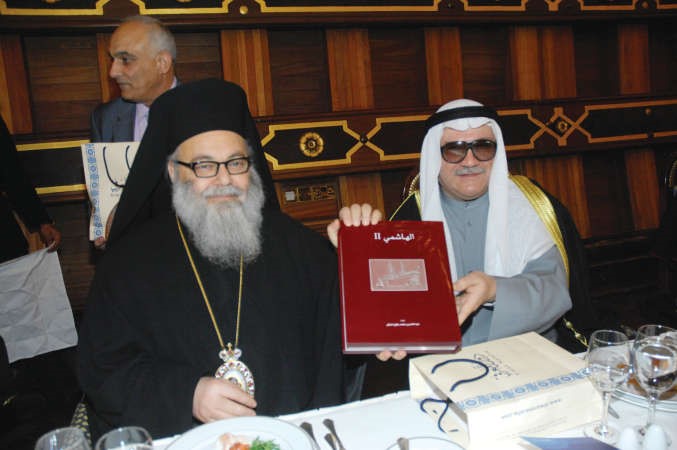 عبدالاله معرفي يقدم اهداء للبطريرك يوحنا العاشر﻿