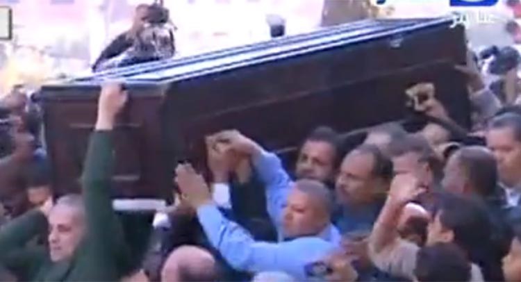 بالفيديو.. لحظة سقوط حملة نعش جثمان «فاتن حمامة» من شدة الزحام 