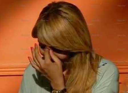 بالفيديو.. مذيعة مصريه تبكي على الهواء بسبب طفل معنف