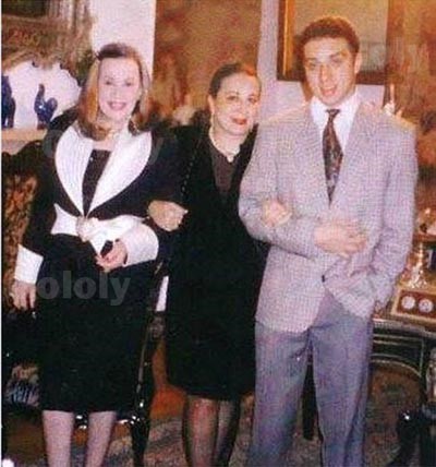 هند رستم مع ابنتها وحفيدها