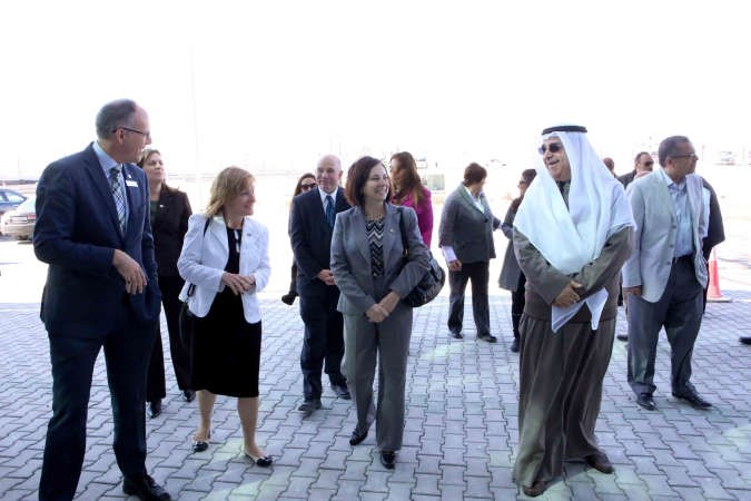 سعود جعفر مع السفيرة الكندية مارتين مورو وشيريل جينسن خلال زيارة مبنى كلية الجونكوين في النسيم 