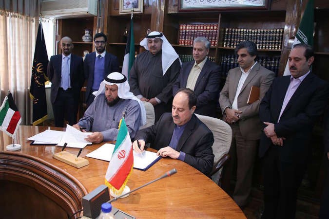جمال الدوسري وعلي ربيعي يوقعان محضر اجتماع اللجنة