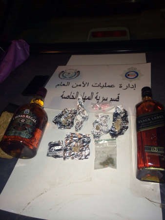 الخمور والحشيش المضبوطة مع البريطانية والمصري 
