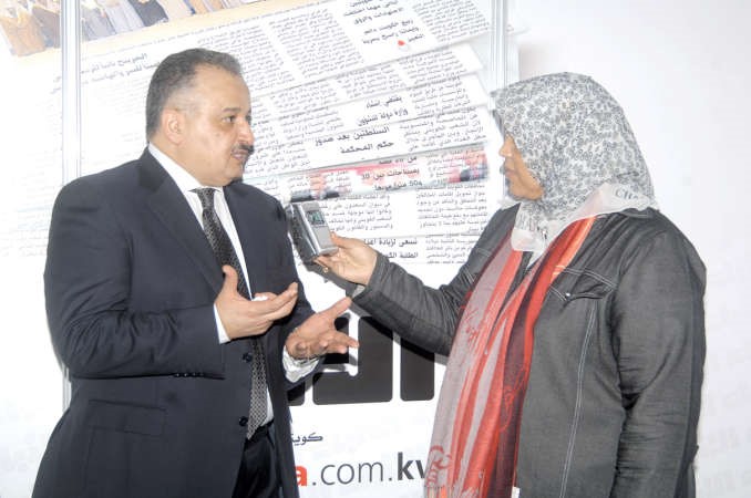 بدر العنزي يتحدث للزميلة هناء السيد ناصر عبدالسيد