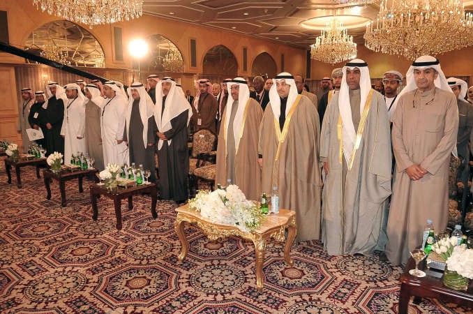 يعقوب الصانع متوسطا المستشار ضرار العسعوسي والمستشار عبدالرحمن النمش وعبدالعزيز الماجد وعدد من الحضور	اسامة ابوعطية﻿