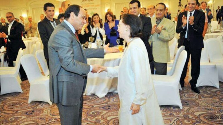 الراحلة مع الرئيس المصري عبدالفتاح السيسي في ظهور نادر لها اثناء الاحتفاء بالاعلاميين﻿