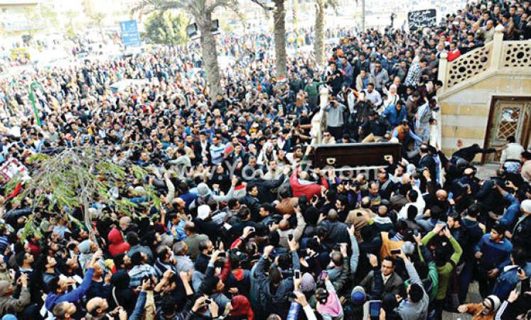صورة من جنازة سيدة الشاشة العربية فاتن حمامة والاف من المشيعين يودعونها﻿