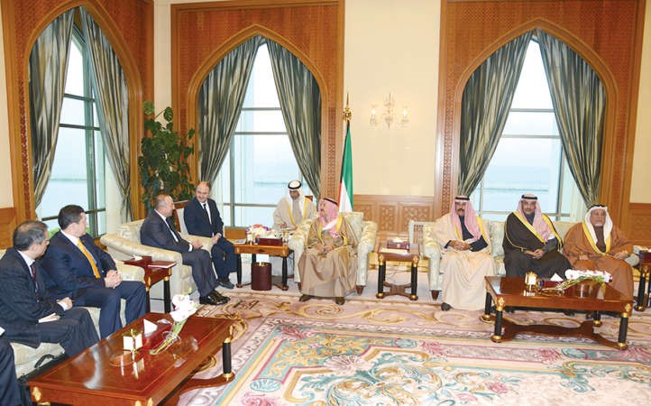 صاحب السمو الامير الشيخ صباح الاحمد مستقبلا وزير الخارجية التركي والوفد المرافق له بحضور سمو ولي العهد ﻿﻿والشيخ صباح الخالد والشيخ علي الجراح﻿