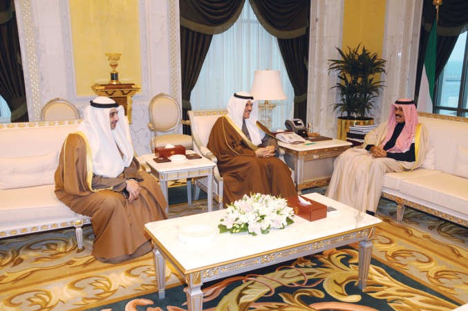 سمو ولي العهد الشيخ نواف الاحمد مستقبلا الشيخ سلمان الحمود والشيخ محمد العبدالله﻿