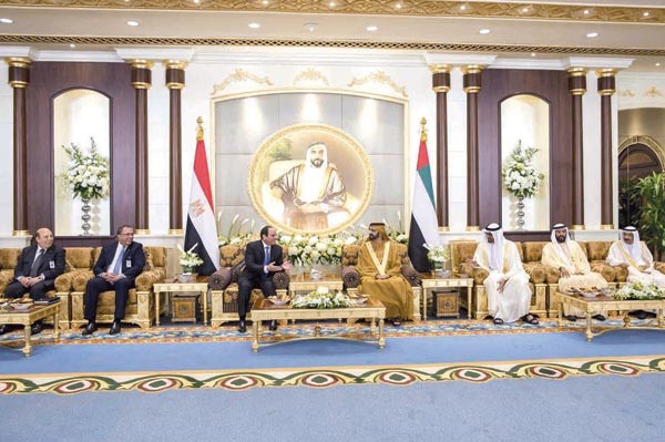 الرئيس المصري عبدالفتاح السيسي في قصر المشرف امس وفي استقباله الشيخ محمد بن راشد ال مكتوم وسمو الشيخ محمد بن زايد ال نهيانافپ