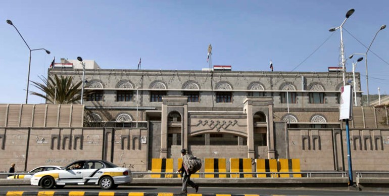 البوابة الجنوبية للمبنى الذي يضم مكتب احمد عوض بن مبارك في صنعاء امس الاول رويترز