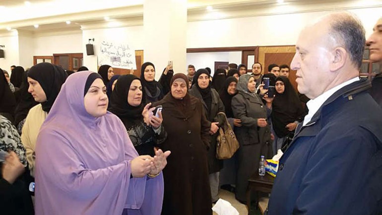 وزير العدل اشرف ريفي مستقبلا ذوي الموقوفين الاسلاميين في سجن رومية في مسجد السلام بطرابلس محمود الطويل 