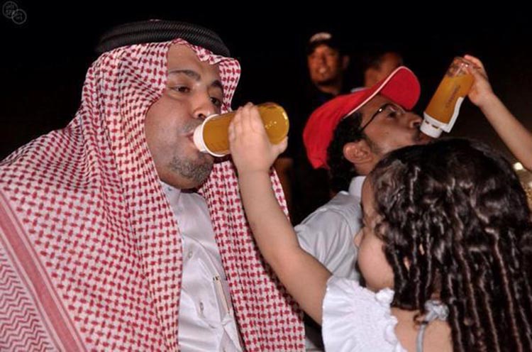 شاهد.. صورة رجلين يرضعان ضمن فعاليات مهرجان سعودي تثير الانتقادات والدهشة 