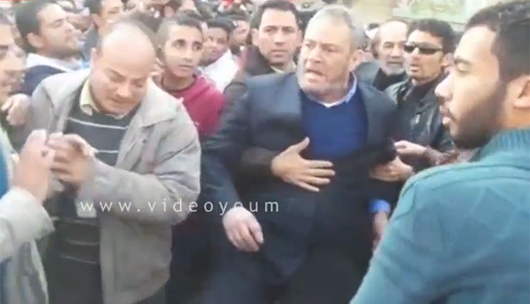 بالفيديو.. فاروق الفيشاوي يدفع مشيّعي فاتن حمامة ويركلهم ويصرخ عليهم: وسع يا واد
