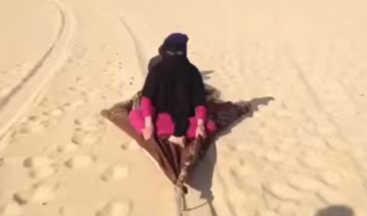 بالفيديو.. سعودي يزلج زوجته على رمال الصحراء