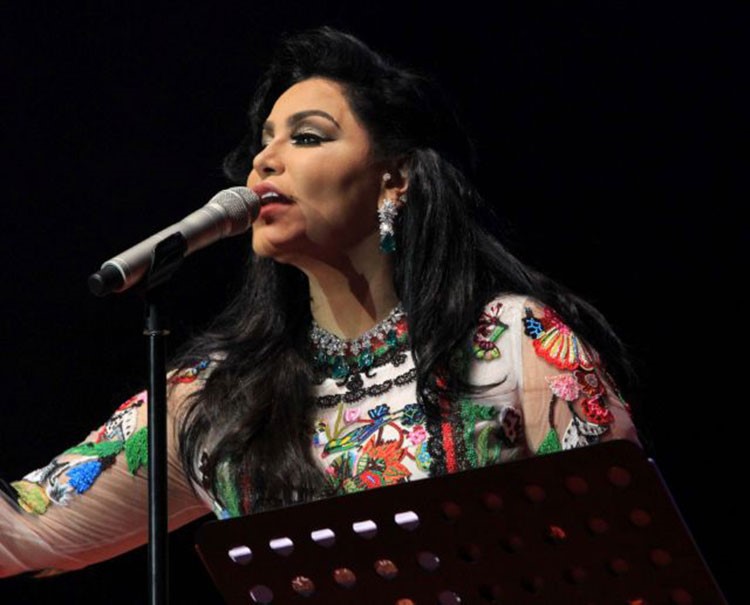 بالفيديو والصور.. احلام تثير غيرة الخليجيات بفستان الورود المزخرفة