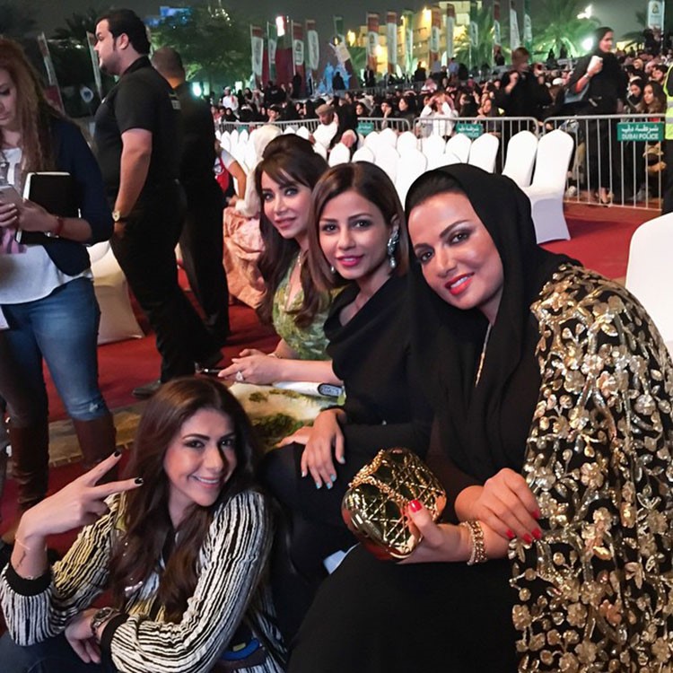 بالفيديو والصور.. احلام تثير غيرة الخليجيات بفستان الورود المزخرفة