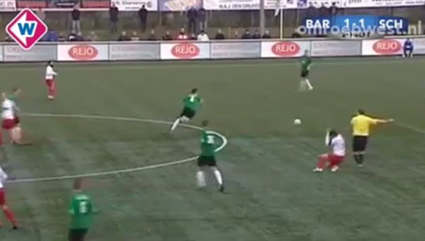 بالفيديو...حكم يكسر أنف لاعب في هولندا! 