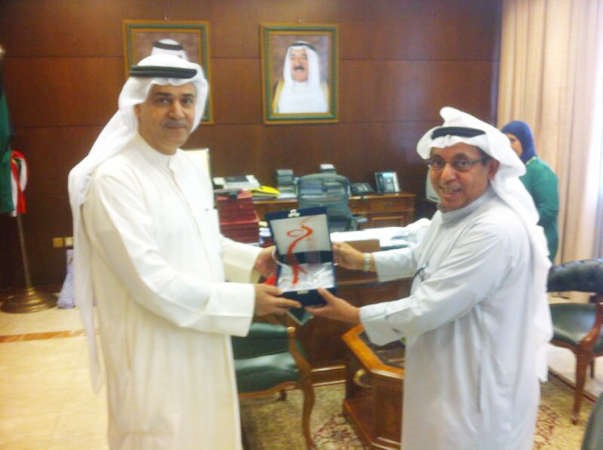  ويسلم الامين العام للمجلس الوطني معلي اليوحة درع نجاح الدورة الاولى