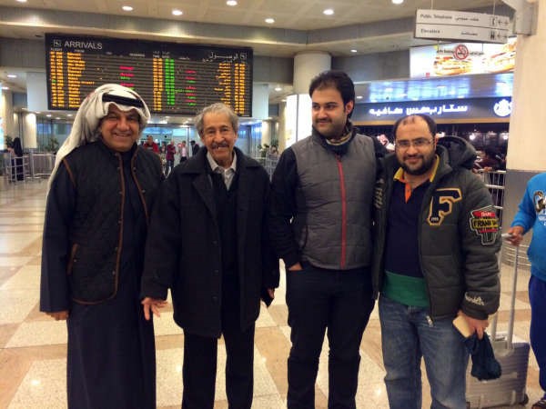 الصوت الجريح مع ابنائه والشاعر خالد البذال في المطار