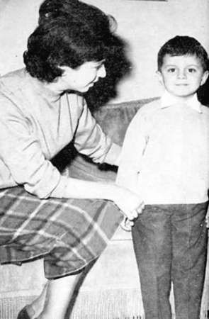 الفنانة الراحلة فاتن حمامة في صورة نادرة مع ابنها طارق