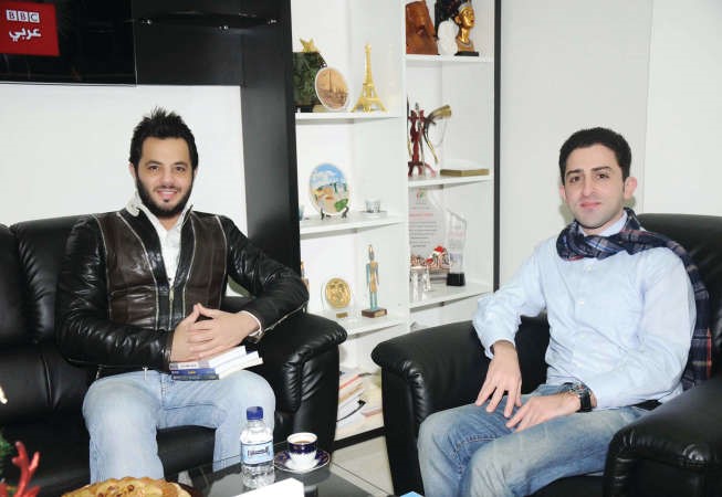 مدير التحرير الزميل محمد الحسيني مستقبلا الاعلامي نيشانمحمد خلوصي