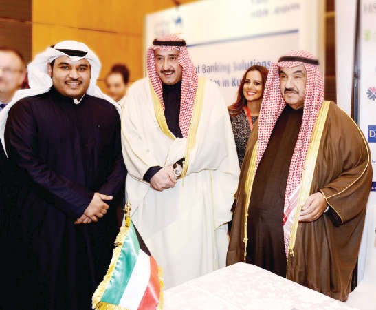  سمو الشيخ ناصر المحمد والشيخ فيصل المالك مع شيخة العيسى ونواف العلاج