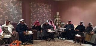 جانب من الحضور في ديوان عبدالله العدواني