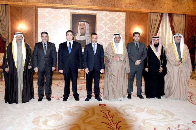 رئيس مجلس الامة مرزوق الغانم متوسطا نائبه مبارك الخرينج ودعودة الرويعي ودخليل عبدالله والامين العام علام الكندري والامين العام المساعد سامي الشايع قبيل مغادرتهم البلاد