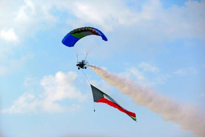 الطائرات الشراعية زينت سماء الكويت ﻿