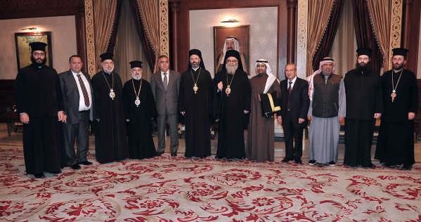 البطريرك يوحنا العاشر مع عدد من مودعيهاسامة ابوعطية
﻿