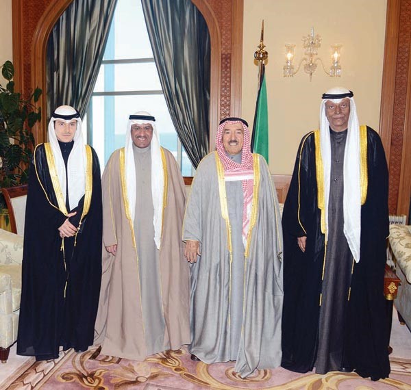 صاحب السمو الامير الشيخ صباح الاحمد مستقبلا النائب العام المستشار ضرار العسعوسي والمستشار سلطان بوجروة وطارق الياسين