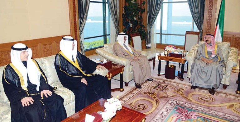 صاحب السمو الامير الشيخ صباح الاحمد مستقبلا النائب العام المستشار ضرار العسعوسي والمستشار سلطان بوجروة وطارق الياسين