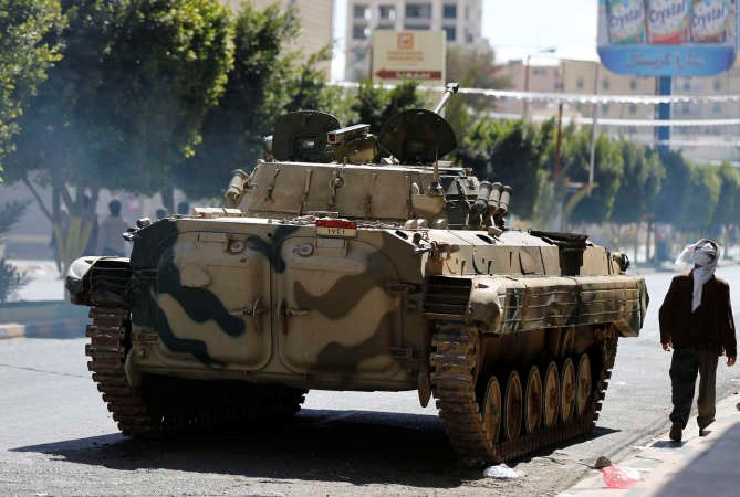 مدرعة تابعة للمسلحين الحوثيين تسد احد الطرق الرئيسية المؤدية للقصر الرئاسي في صنعاء امسرويترز﻿