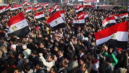 في الذكرى الرابعة لثورة يناير: بلاغات تلاحق مبارك وحملة توقيعات لتكريمه