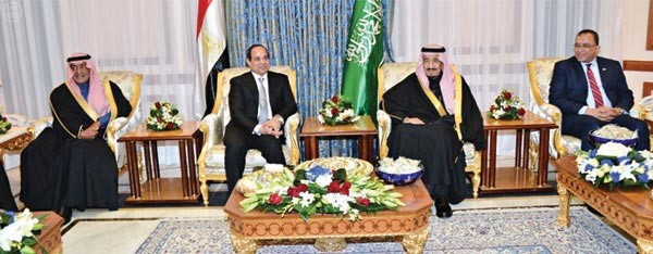 صاحب السمو الملكي الامير سلمان بن عبدالعزيز ولي العهد نائب رئيس مجلس الوزراء وزير الدفاع السعودي مستقبلا الرئيس المصري عبدالفتاح السيسي بحضور صاحب السمو الملكي ولي ولي العهد النائب الثاني لرئيس مجلس الوزراء الامير مقرن بن عبدالعزيز في الرياض امس